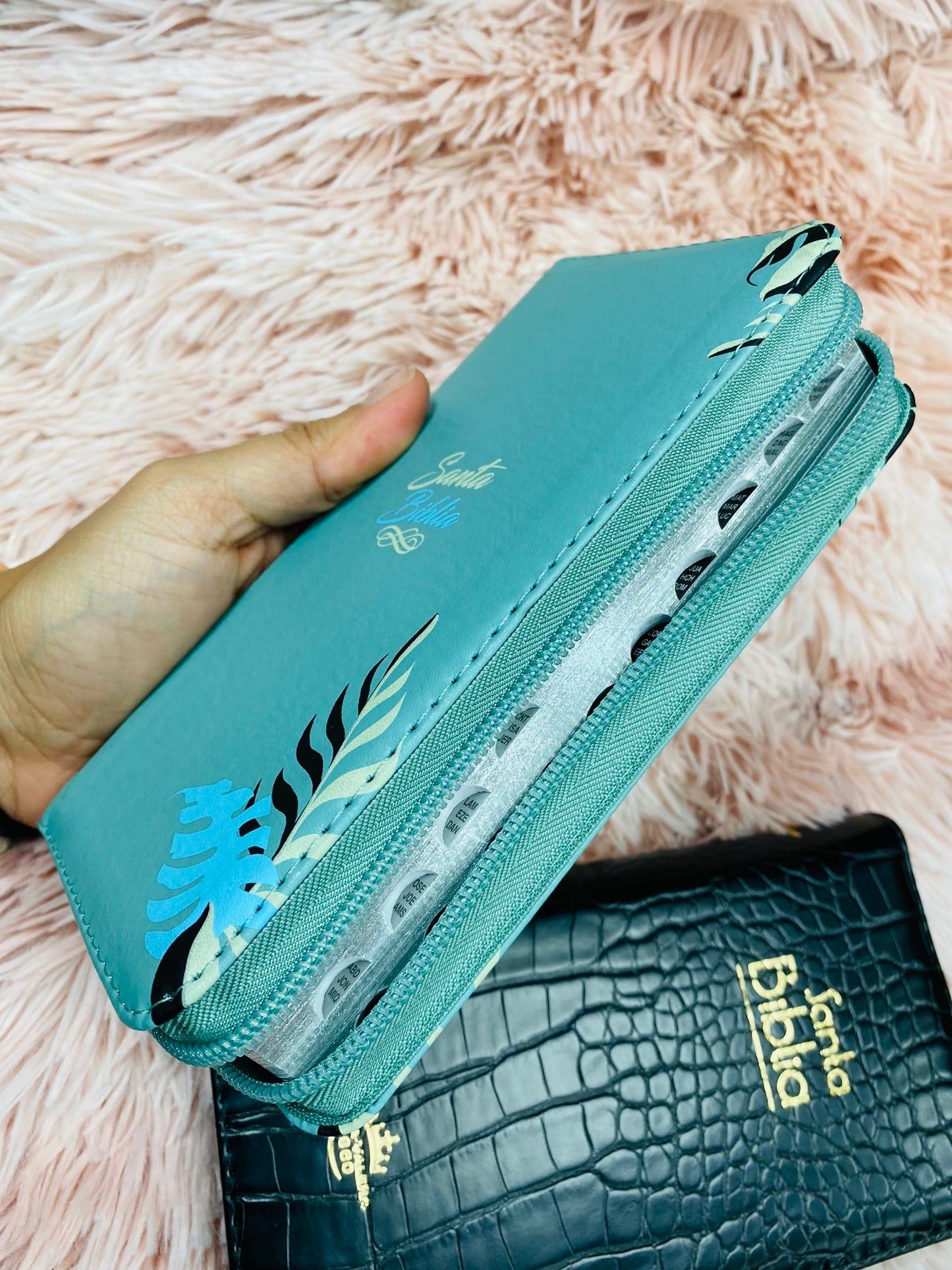 Biblia de bolsillo tipo monedero con cierre e índice letra mediana versión RV1960