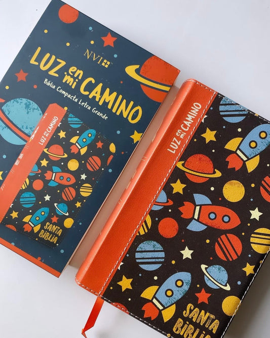Biblia luz en mi camino versión NVI para jóvenes varón ilustrada letra mediana 8,5 puntos canto pintado símil piel tamaño compacto