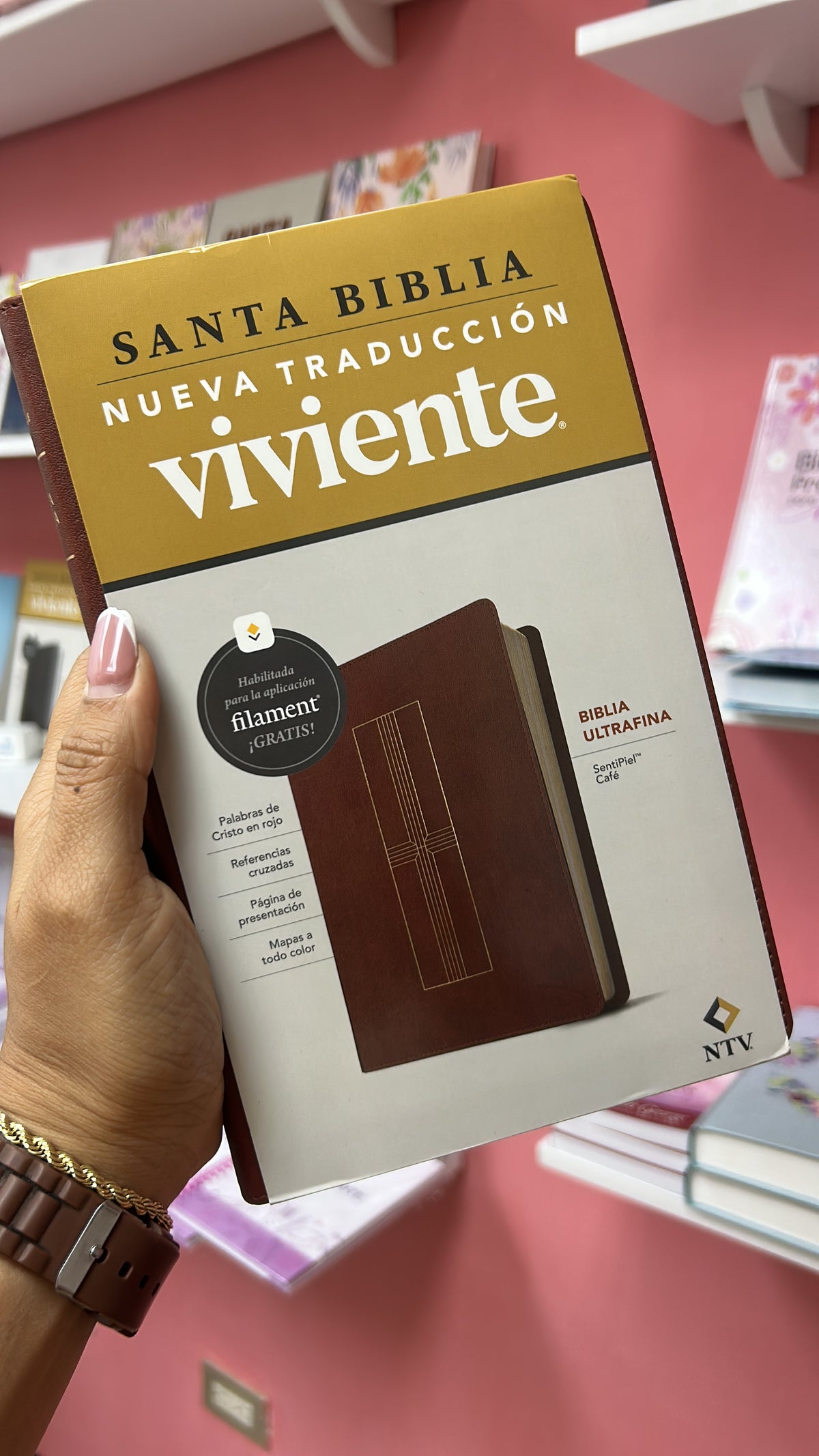 Biblia ultra fina canto dorado versión NTV símil piel letra mediana