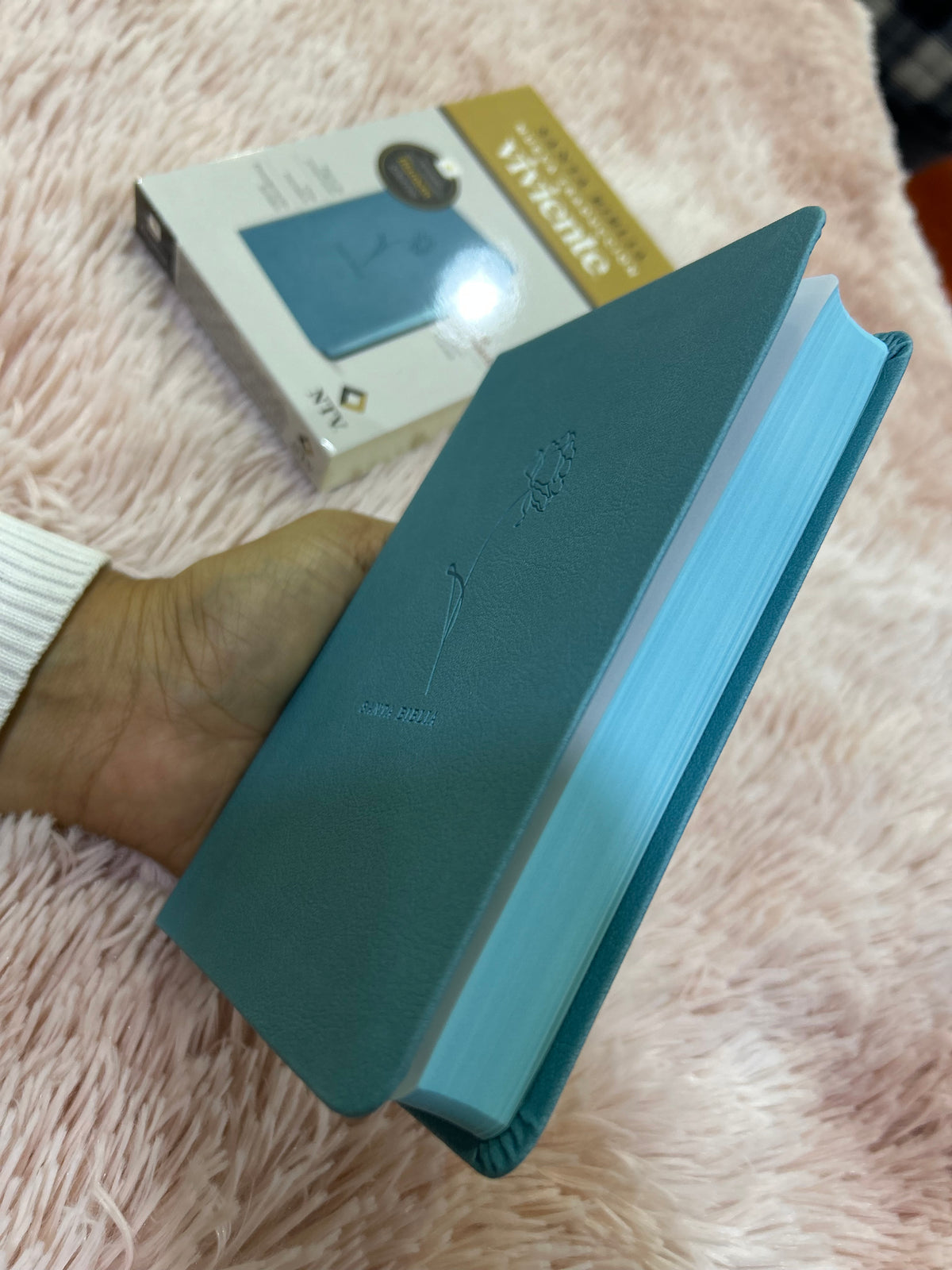 Biblia tamaño compacto de letra mediana semi piel con canto pintado versión NTV