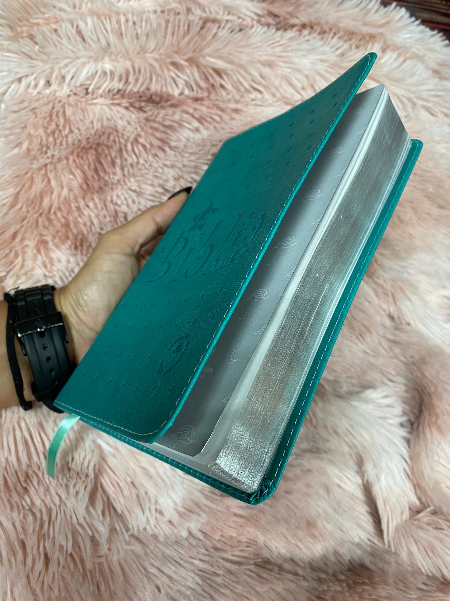 Biblia TLA letra grande en símil piel tapa flexible y canto plateado