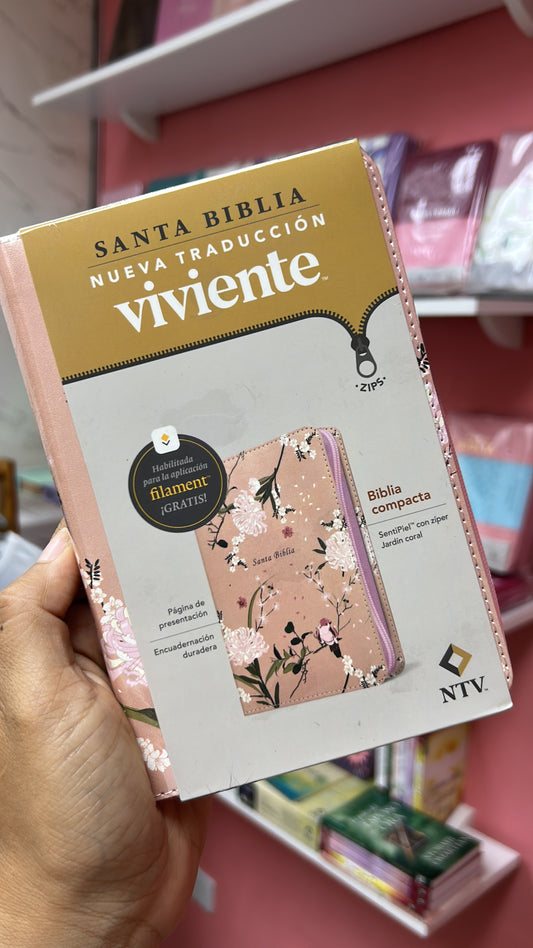 Biblia tamaño compacto con cierre versión NTV letra mediana símil piel rosa floral