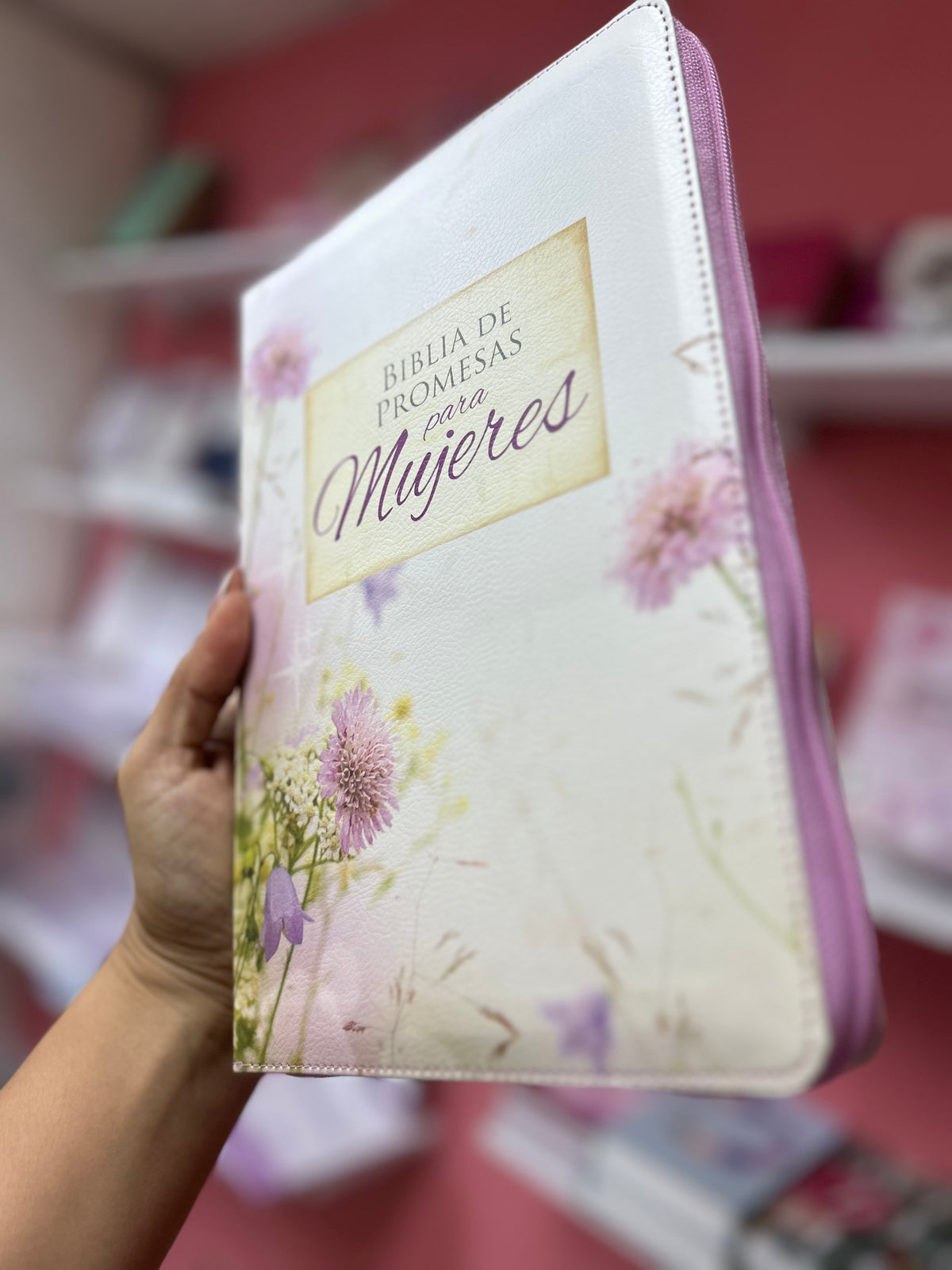 Biblia de promesas para la mujer letra gigante 13 puntos con cierre e índice palabras de Jesús en rojo