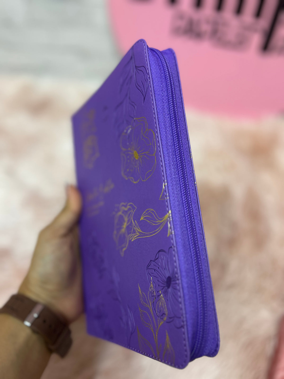 Biblia de letra grande 11,5 puntos con cierre en símil piel canto pintado palabras de Jesús en rojo y concordancia