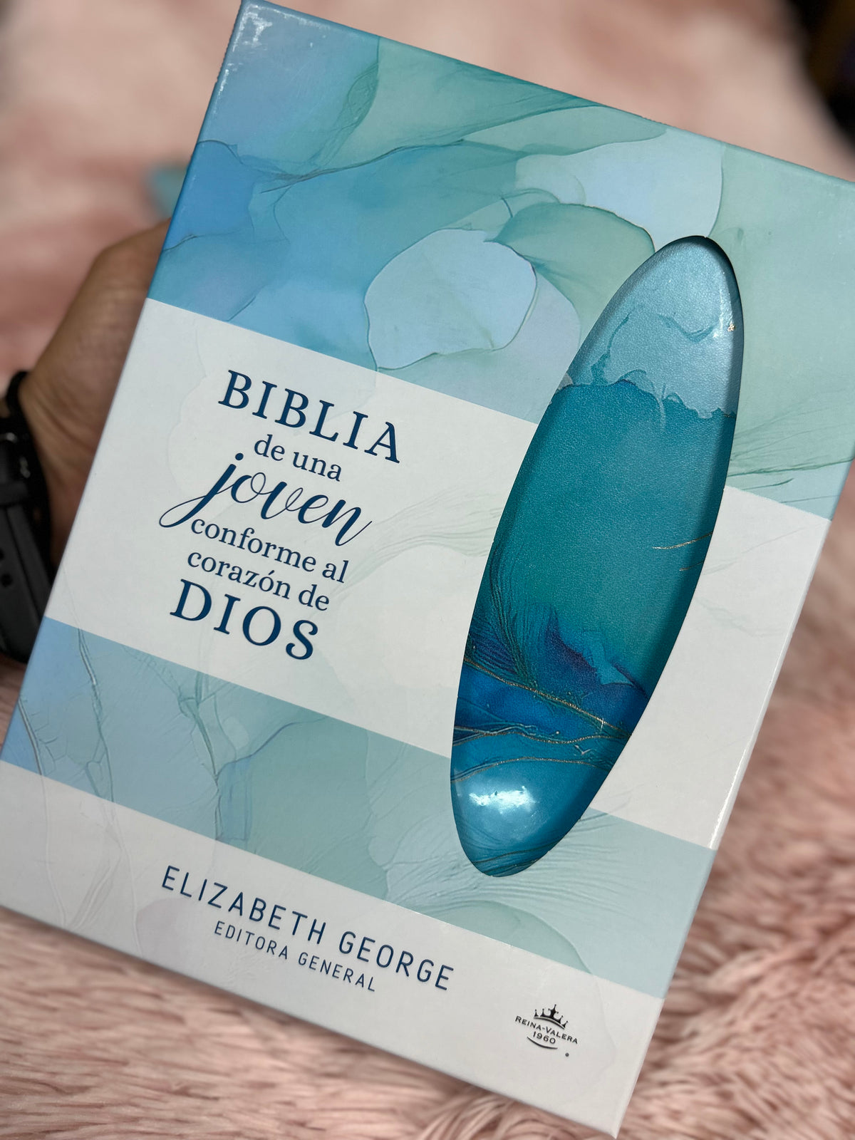 Biblia devocional de una joven conforme al corazón de Dios en símil piel de Elizabeth George