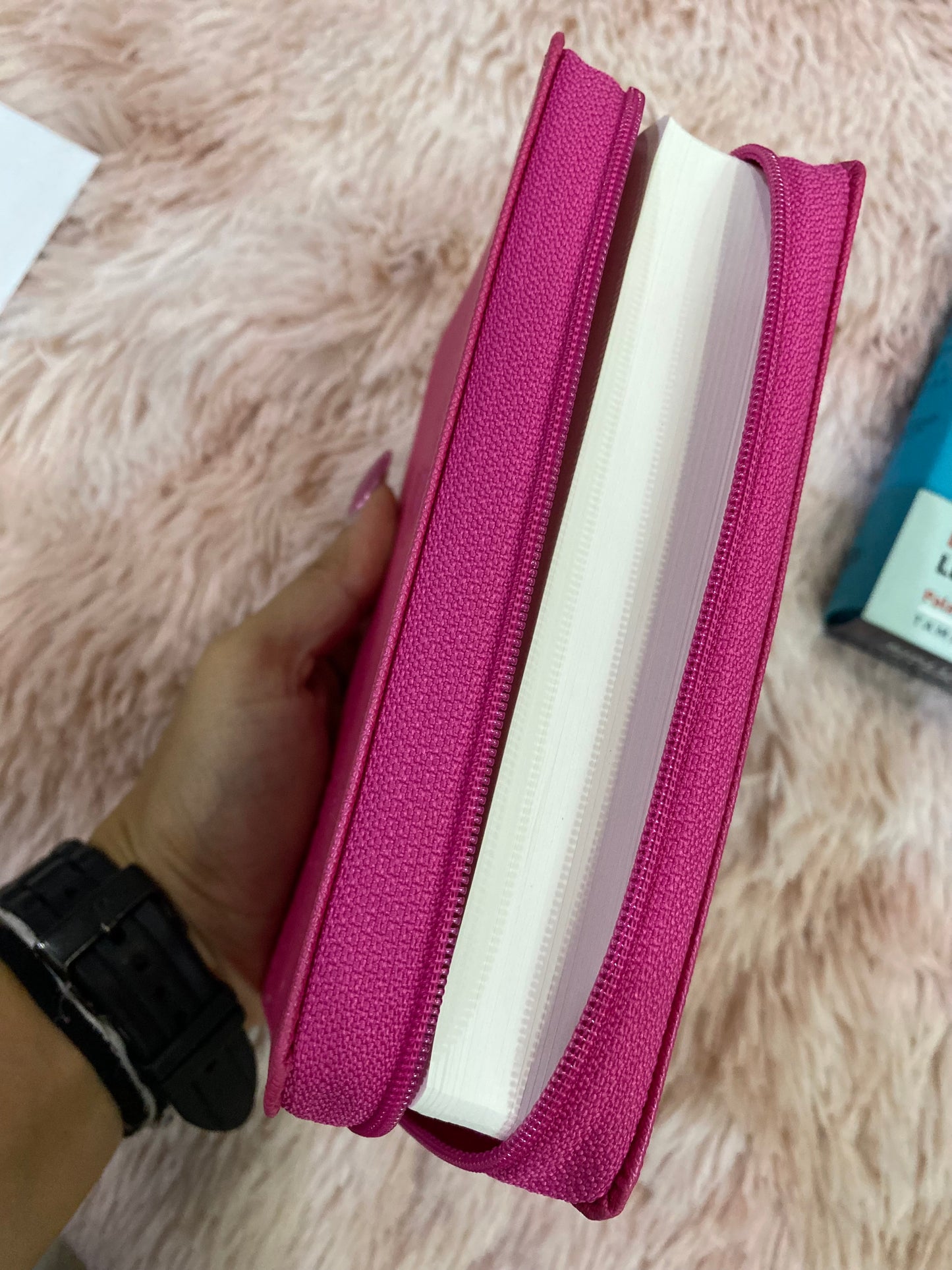 Biblia versión NVI de bolsillo con cierre y palabras de Jesús en rojo