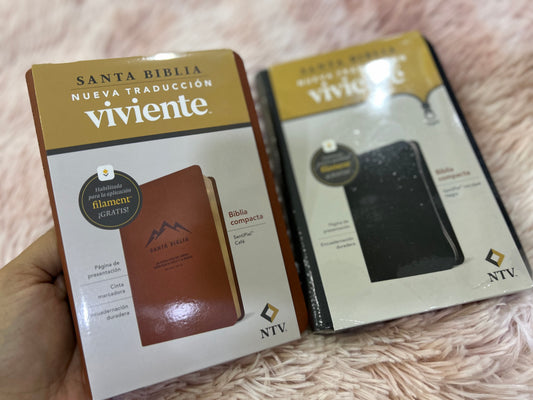 Biblia tamaño compacto de letra mediana semi piel y cierre con canto pintado versión NTV negro