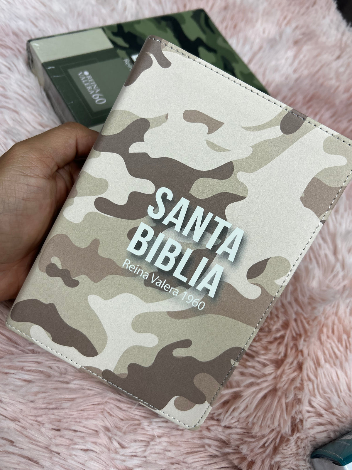 Biblia letra grande 10 puntos versión RV1960 tamaño compacta camuflada beige palabras de Jesús en rojo