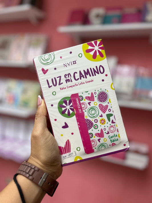 Biblia luz en mi camino versión NVI para jovenes ilustrada letra mediana 8,5 puntos canto pintado en símil piel tamaño compacto