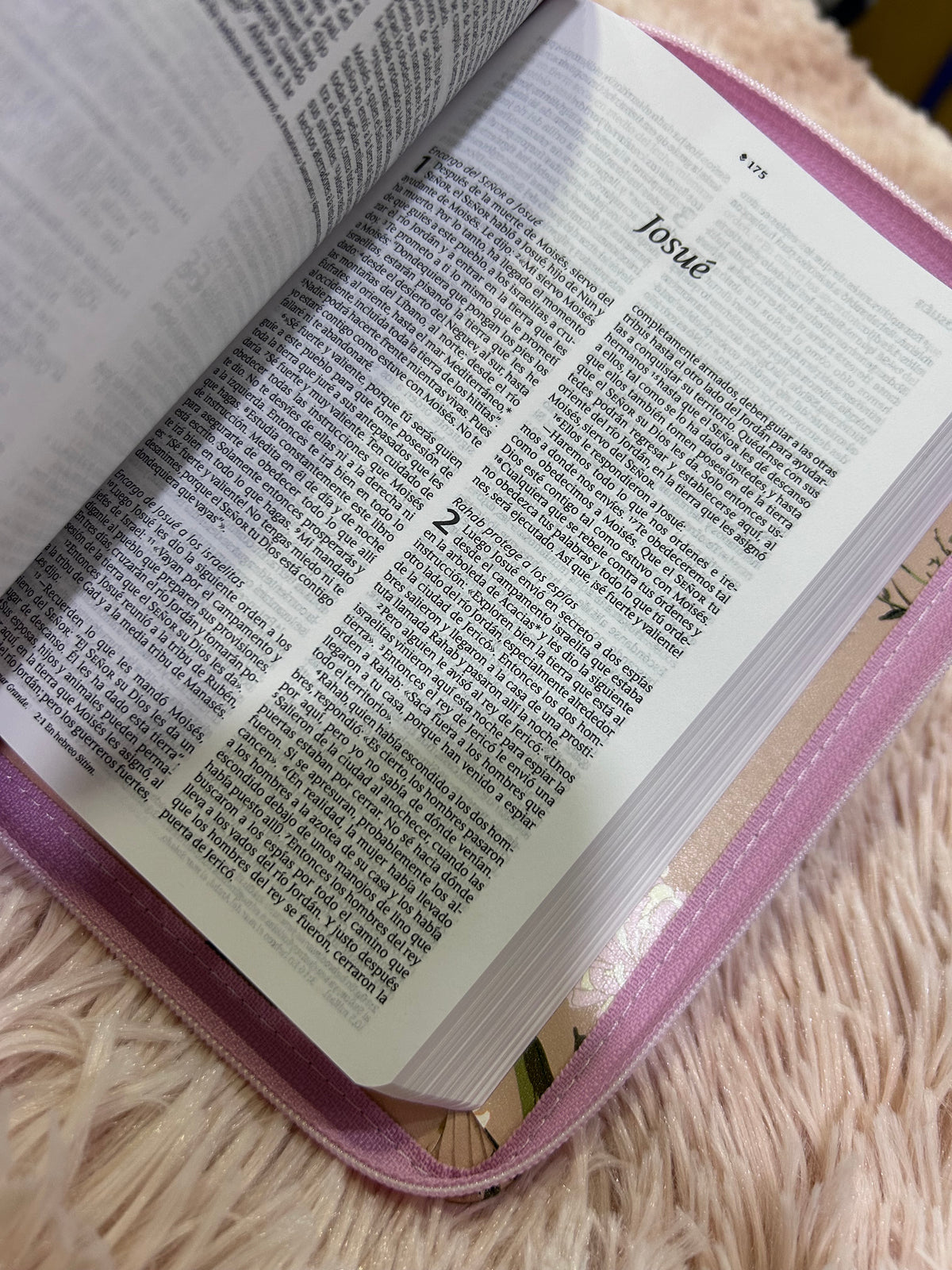 Biblia tamaño compacto con cierre versión NTV letra mediana símil piel rosa floral