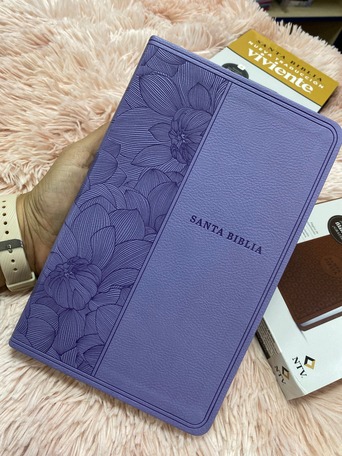 Biblia ultra delgada en símil piel letra mediana versión NTV: nueva traducción viviente