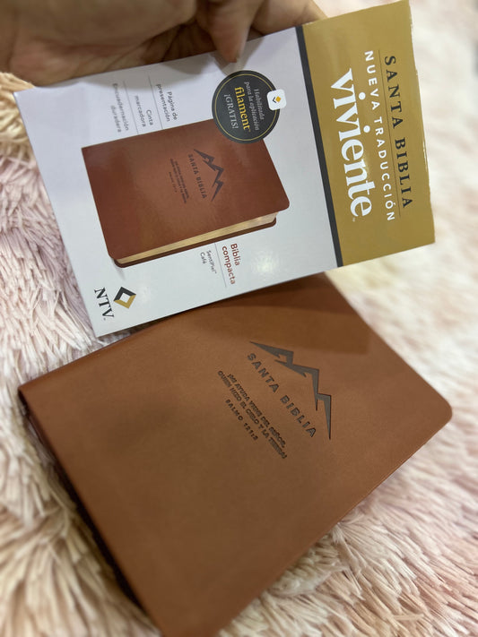 Biblia tamaño compacto de letra mediana semi piel con canto dorado versión NTV marrón