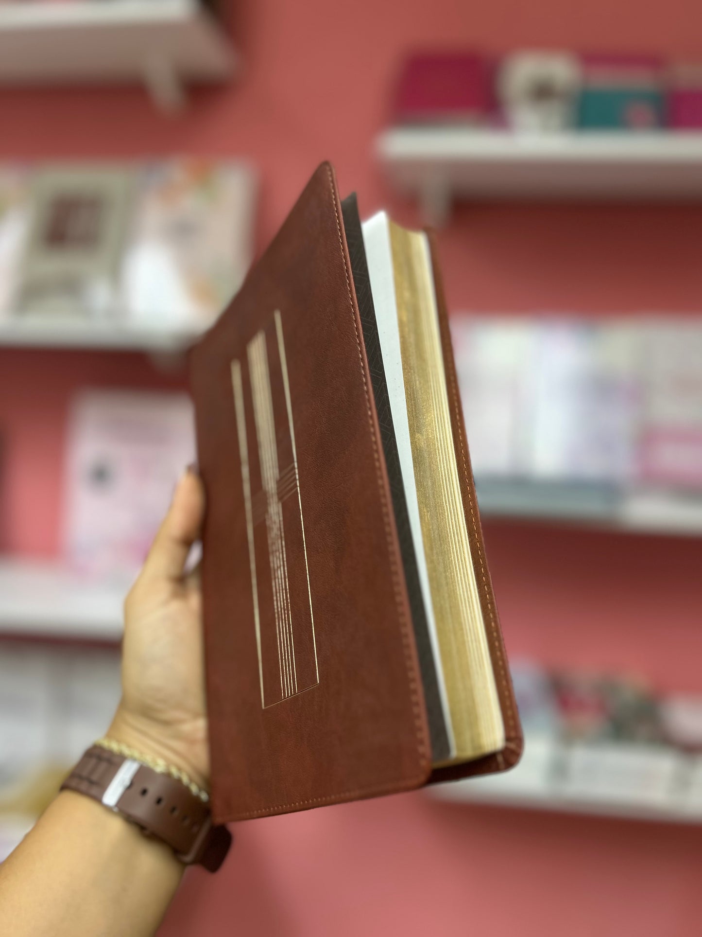 Biblia ultra fina canto dorado versión NTV símil piel letra mediana