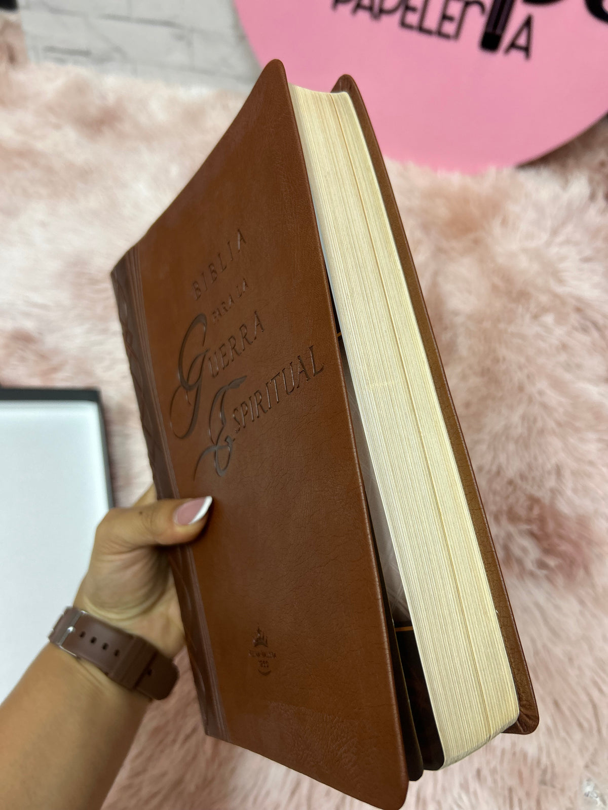 Biblia de estudio para la guerra espiritual en imitación piel de lujo canto dorado versión RV1960