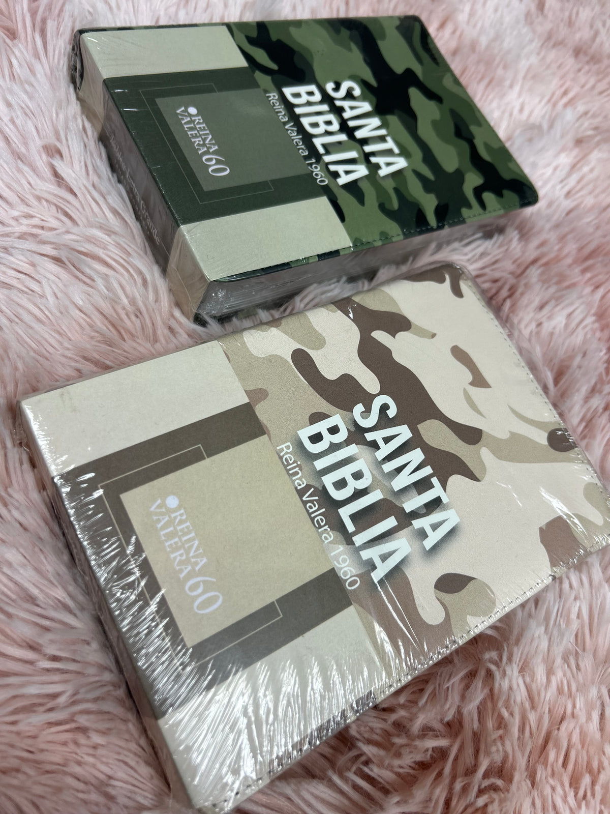 Biblia letra grande 10 puntos versión RV1960 tamaño compacta camuflada beige palabras de Jesús en rojo