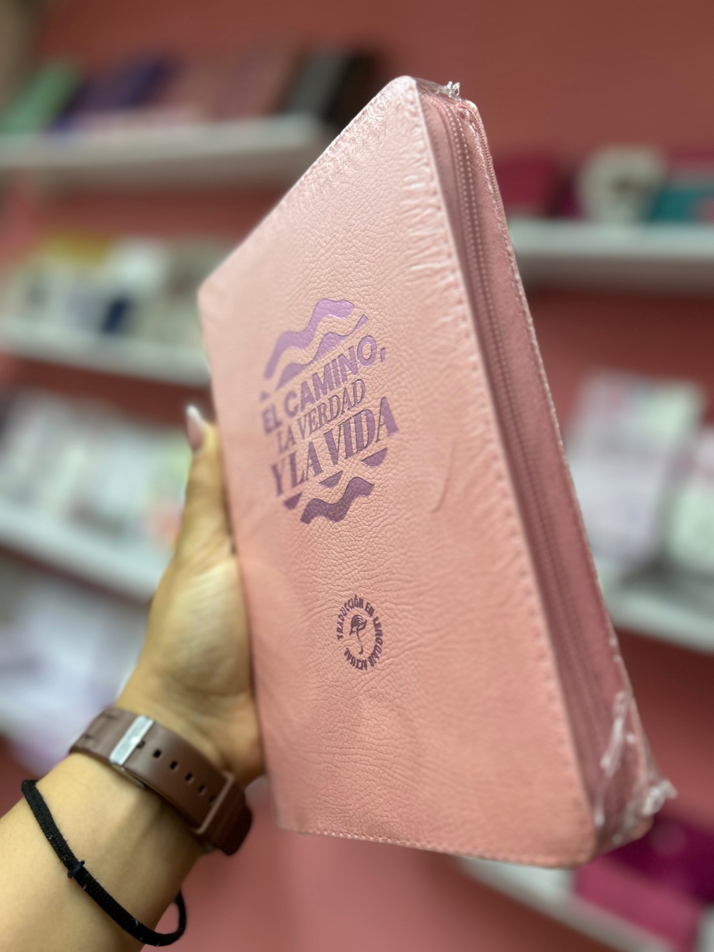Biblia letra grande versión TLA con cierre y canto plateado