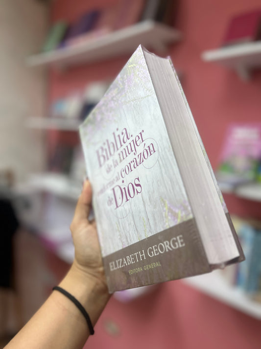 Biblia con devocional de la mujer conforme al corazón de Dios versión RV1960