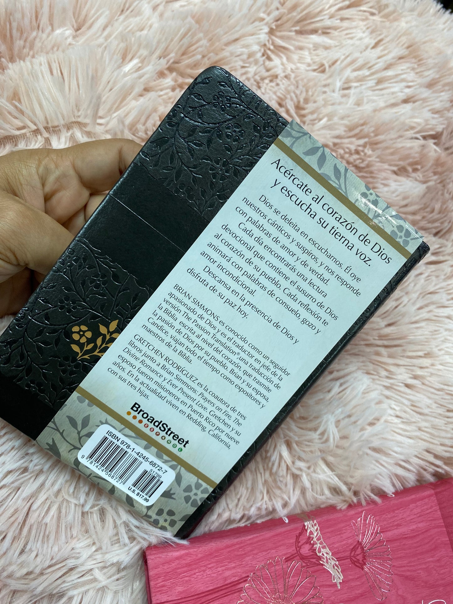 Libro devocional: escucho su susurro