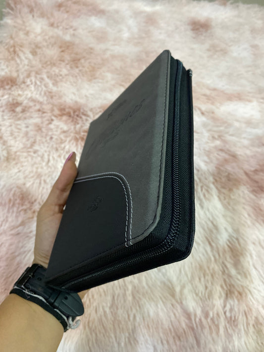 Biblia de oraciones en símil piel con cierre e índice letras grandes