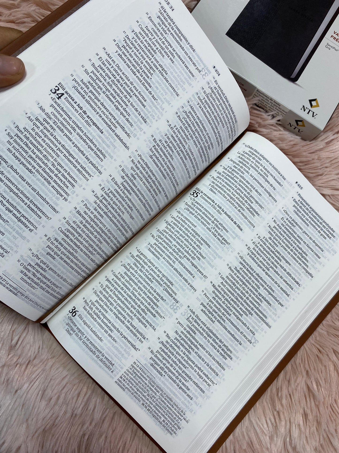 Biblia ultra delgada en símil piel letra mediana versión NTV: nueva traducción viviente