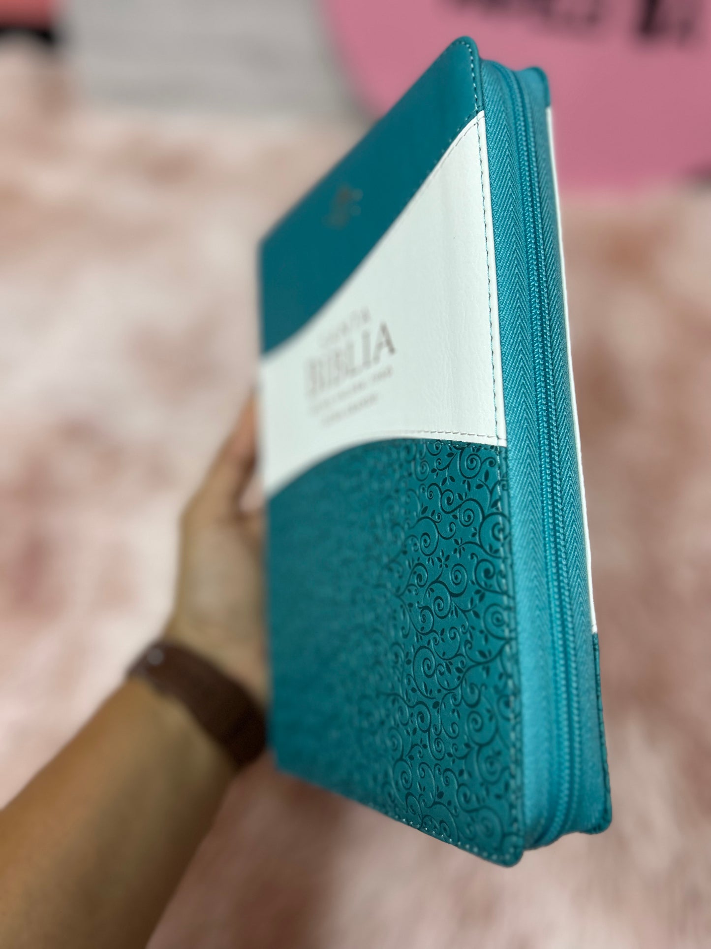 Biblia letra grande de símil piel con relieve blanco y turquesa con cierre y canto pintado versión RV1960