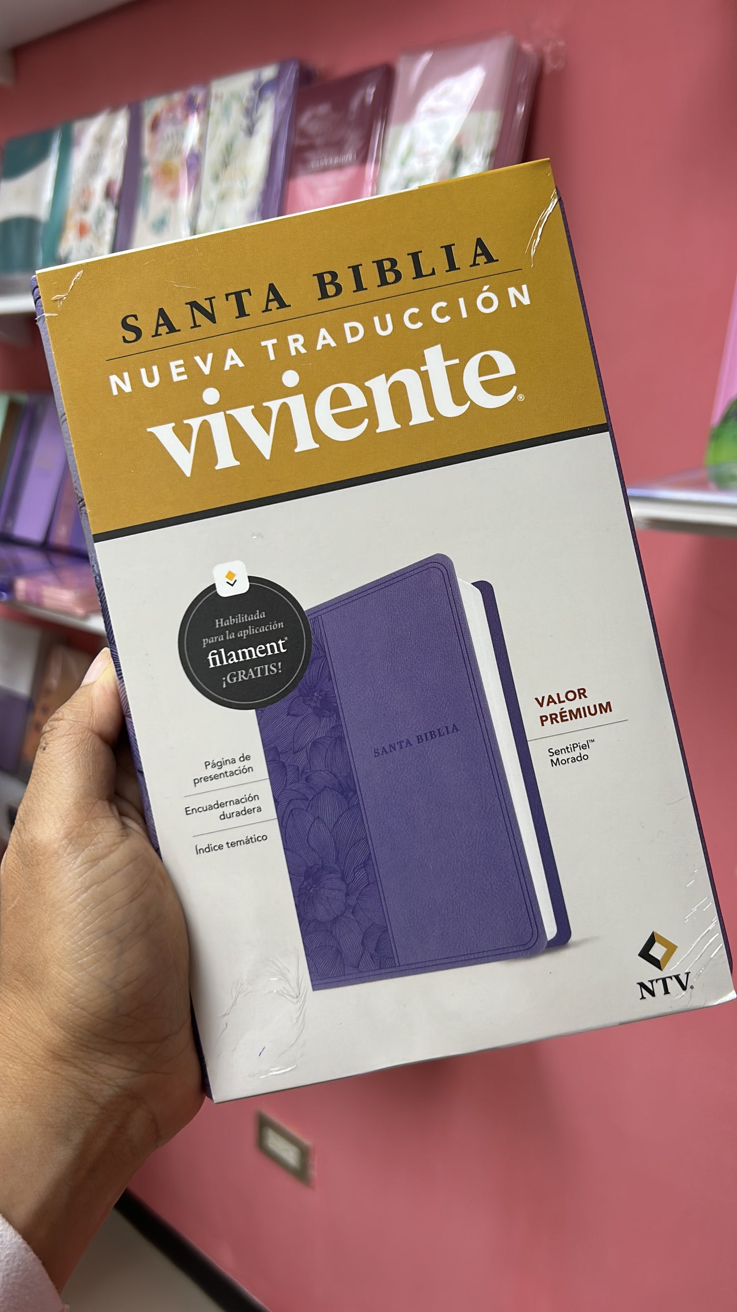 Biblia ultra delgada en símil piel letra mediana versión NTV: nueva traducción viviente