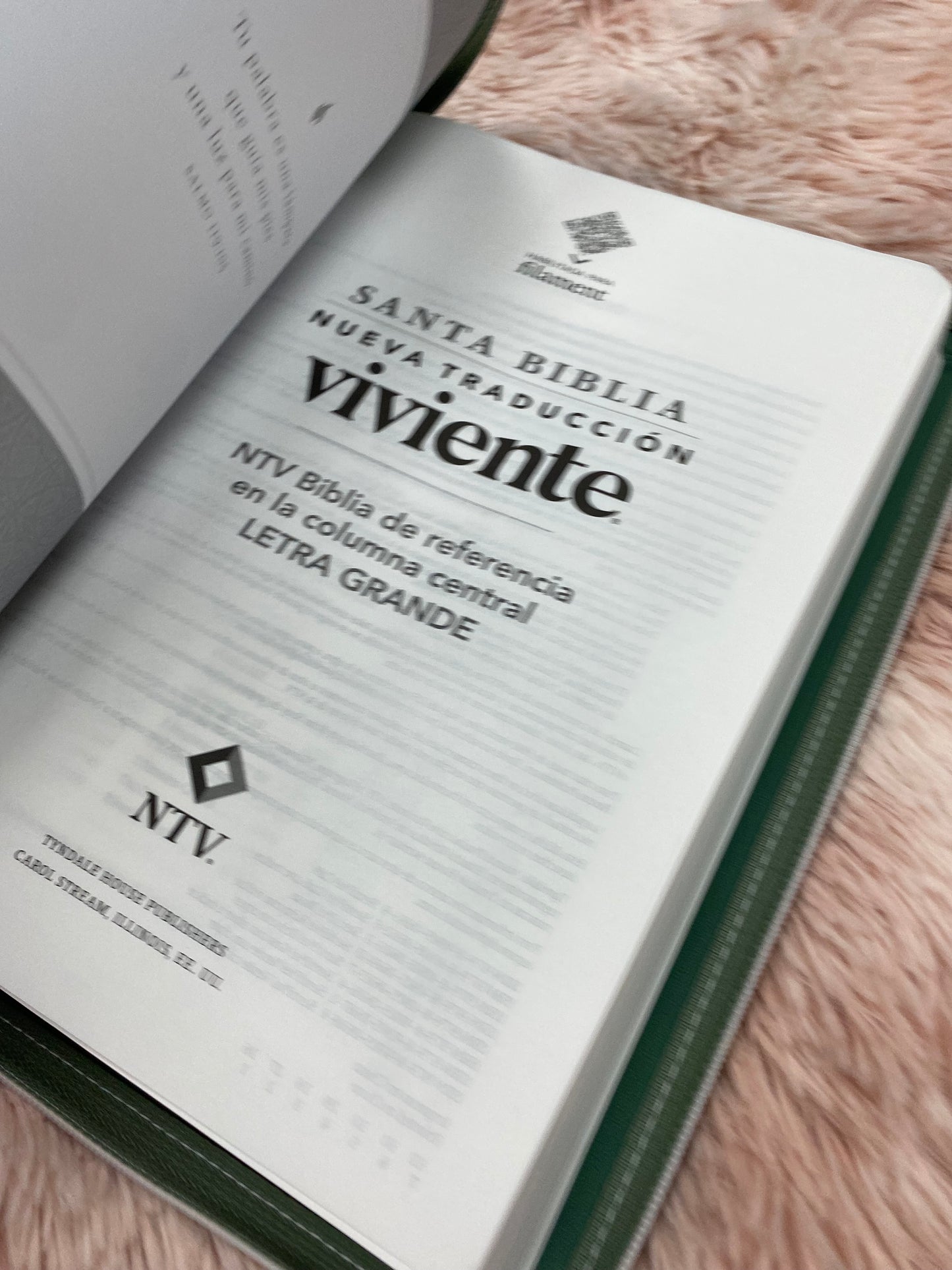 Biblia de referencia en columna central versión NTV de letra grande con cierre símil piel estilo gamuza con concordancia