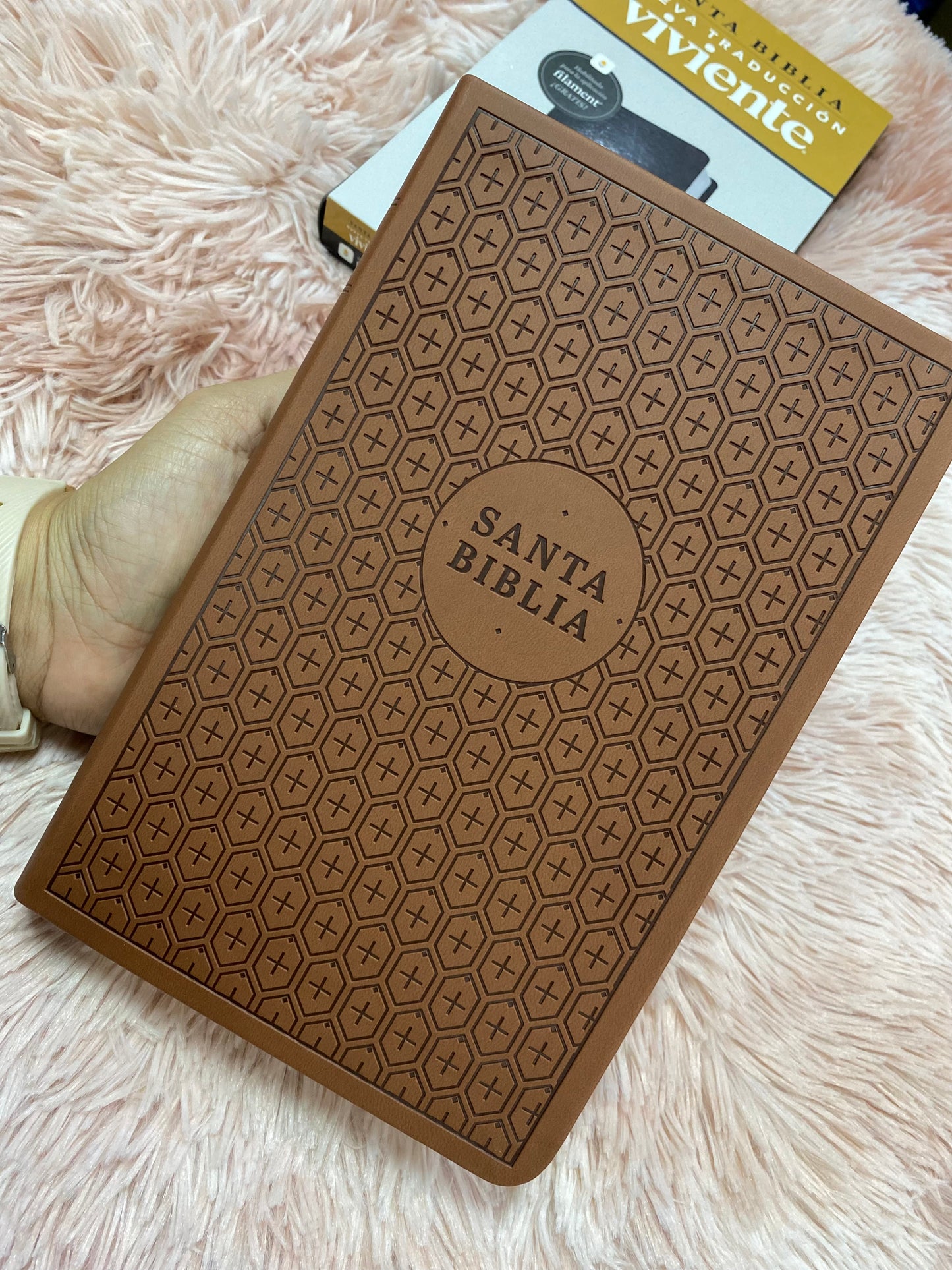 Biblia ultra delgada en símil piel letra mediana versión NTV: nueva traducción viviente