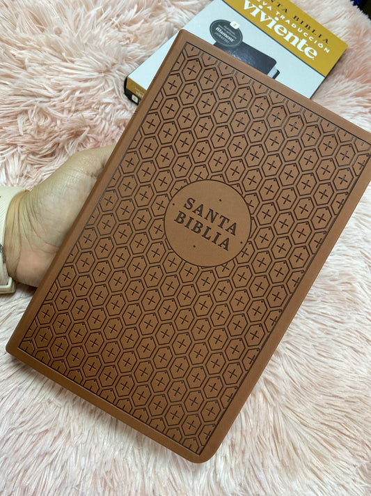 Biblia ultra delgada en símil piel letra mediana versión NTV: nueva traducción viviente