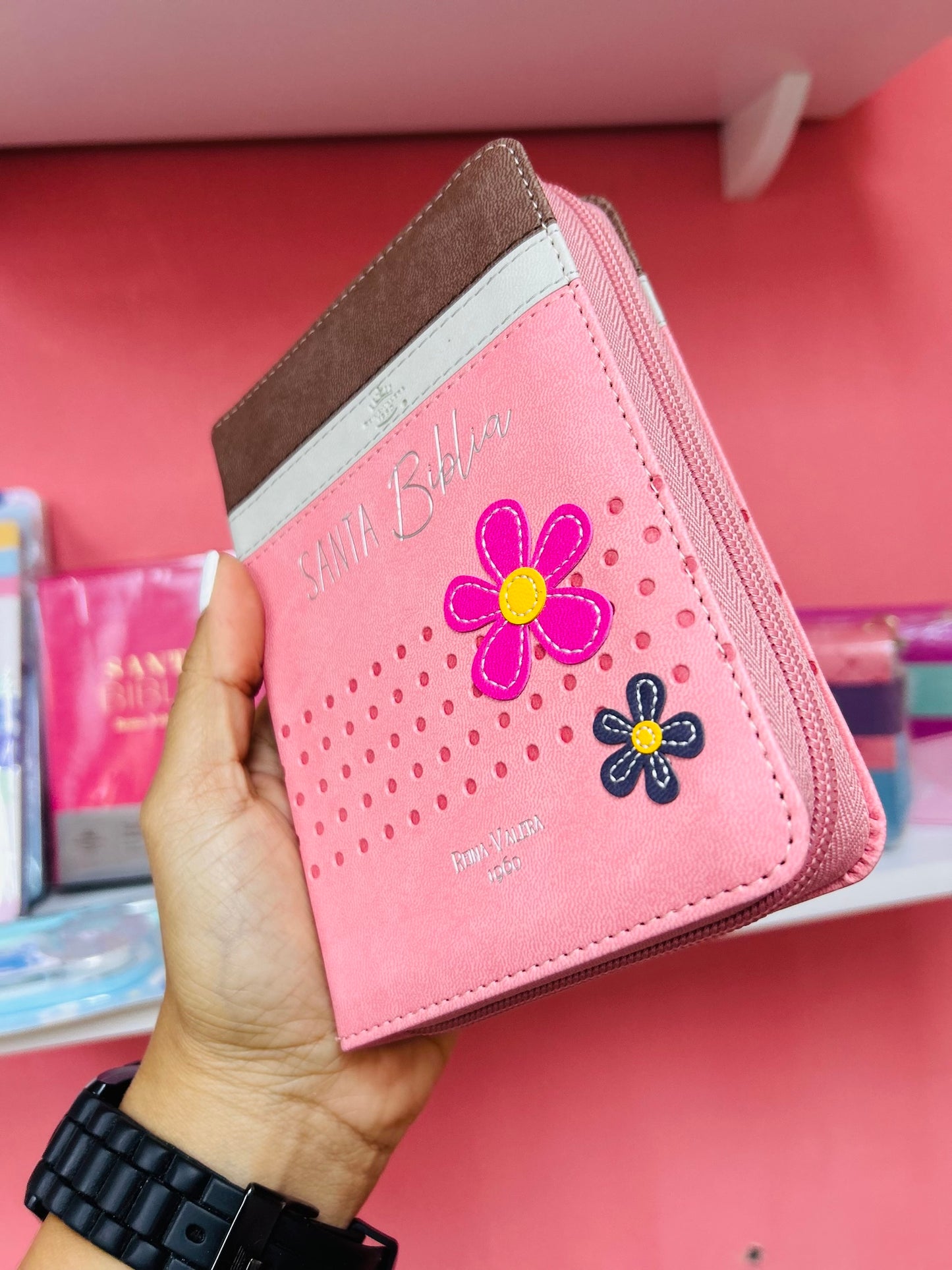 Biblia tamaño bolsillo letra 8 puntos con cierre símil piel versión RV60 con concordancia