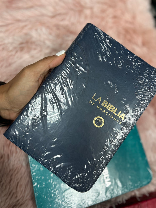Biblia de oraciones negra en versión TLA con cierre y letra grande