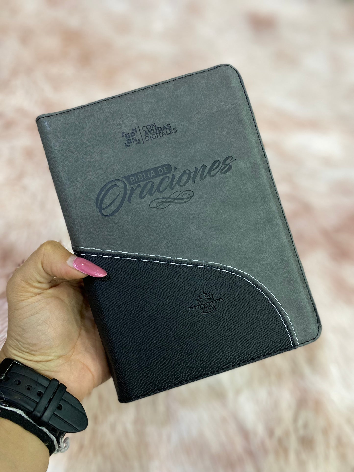 Biblia de oraciones en símil piel con cierre e índice letras grandes