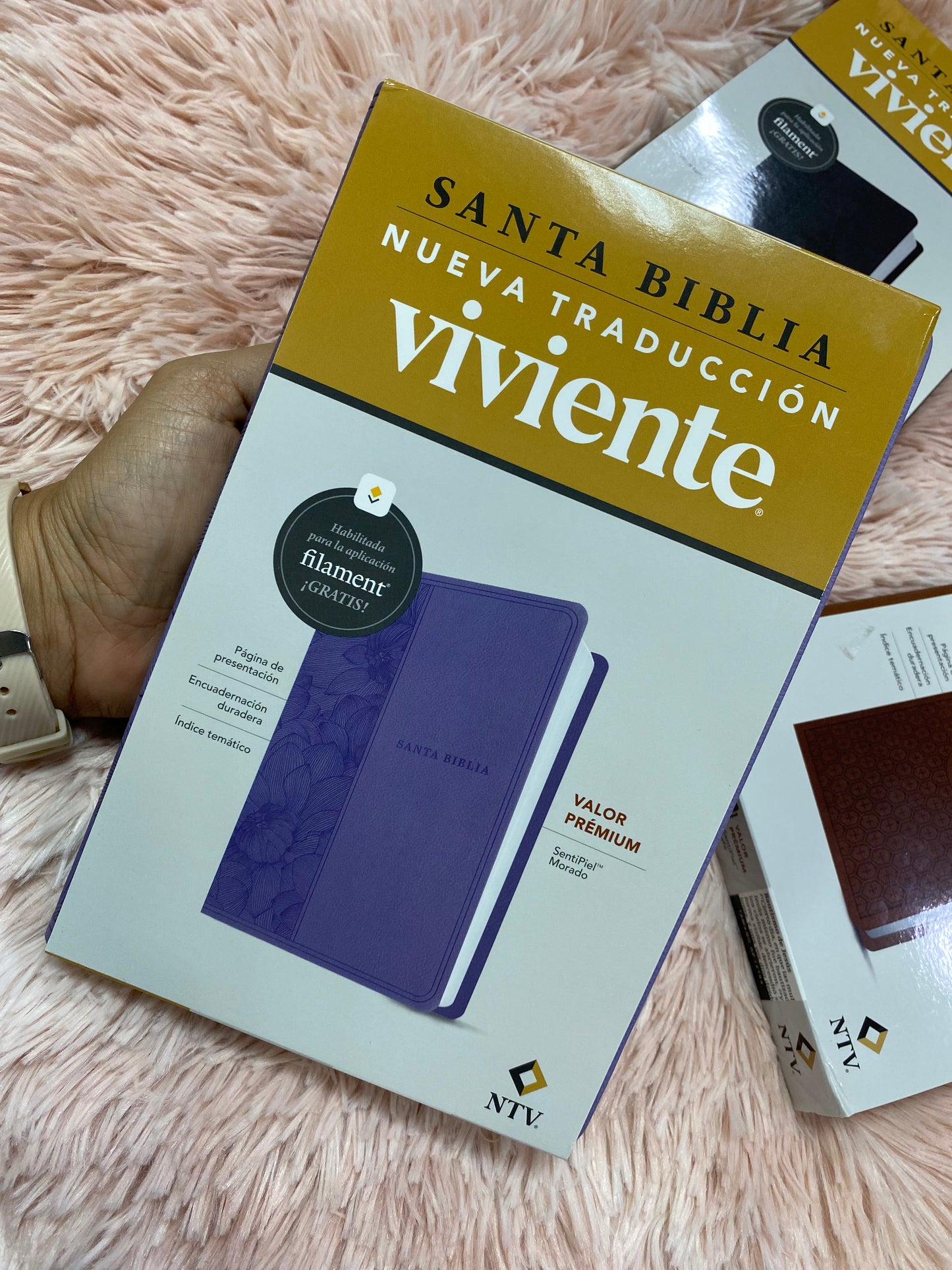 Biblia ultra delgada en símil piel letra mediana versión NTV: nueva traducción viviente