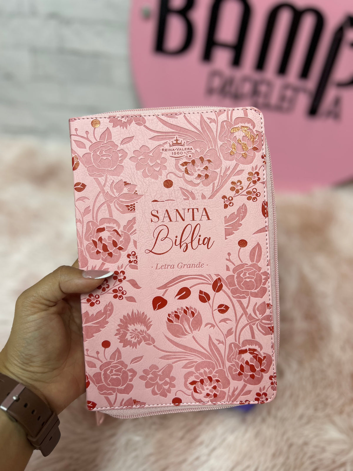 Biblia de letra grande 11,5 puntos con cierre en símil piel canto pintado palabras de Jesús en rojo y concordancia