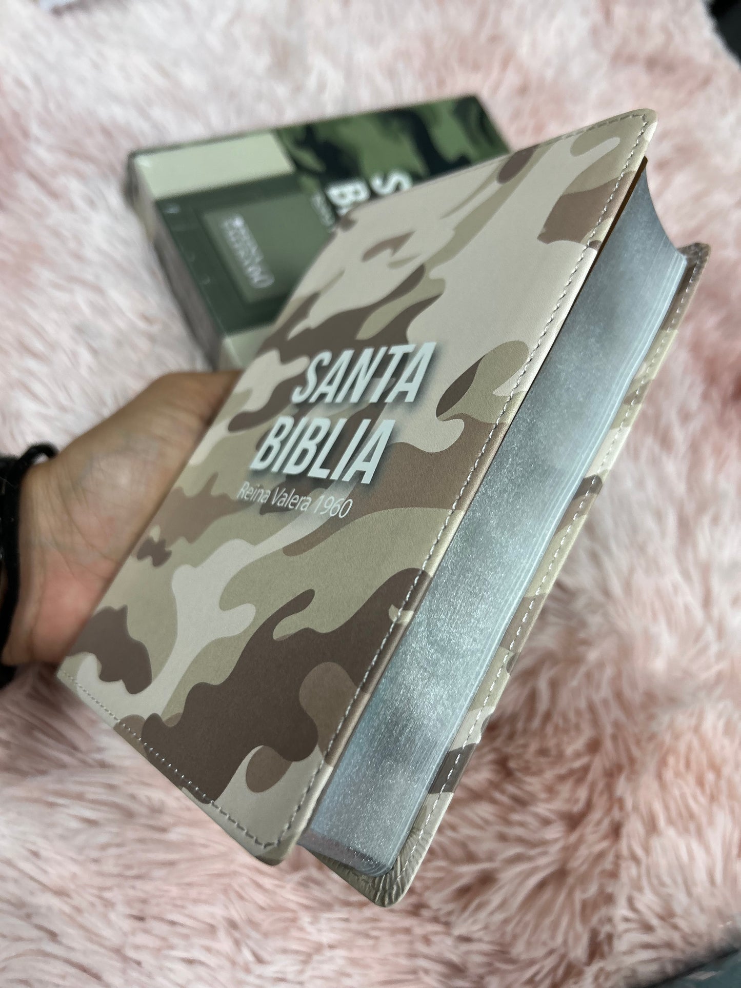 Biblia letra grande 10 puntos versión RV1960 tamaño compacta camuflada beige palabras de Jesús en rojo