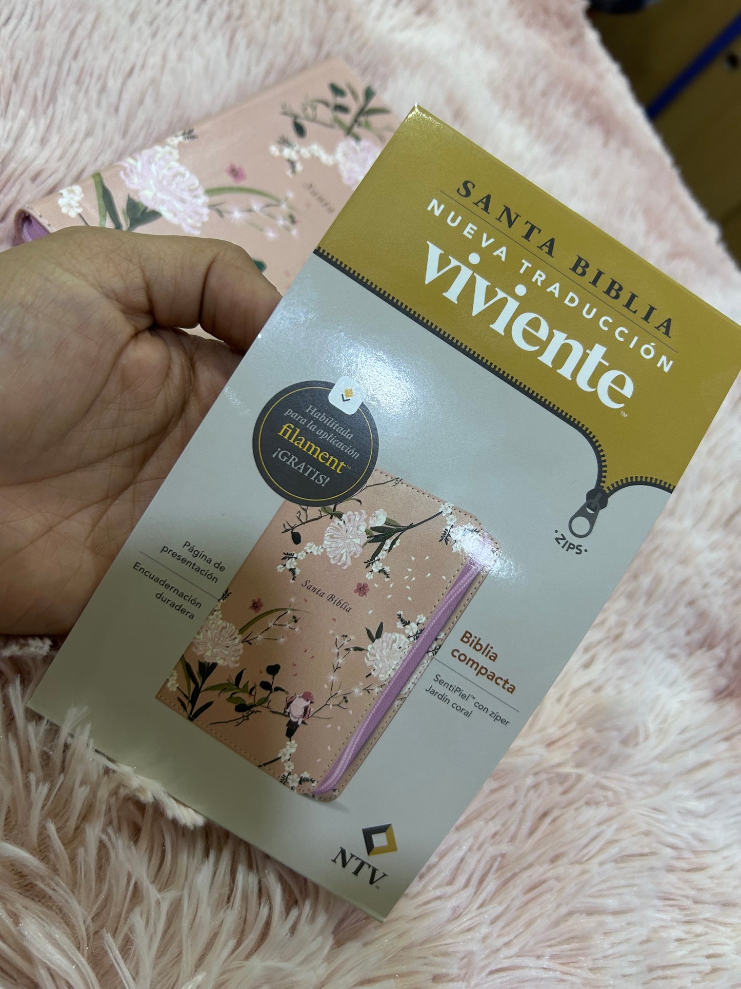 Biblia tamaño compacto con cierre versión NTV letra mediana símil piel rosa floral
