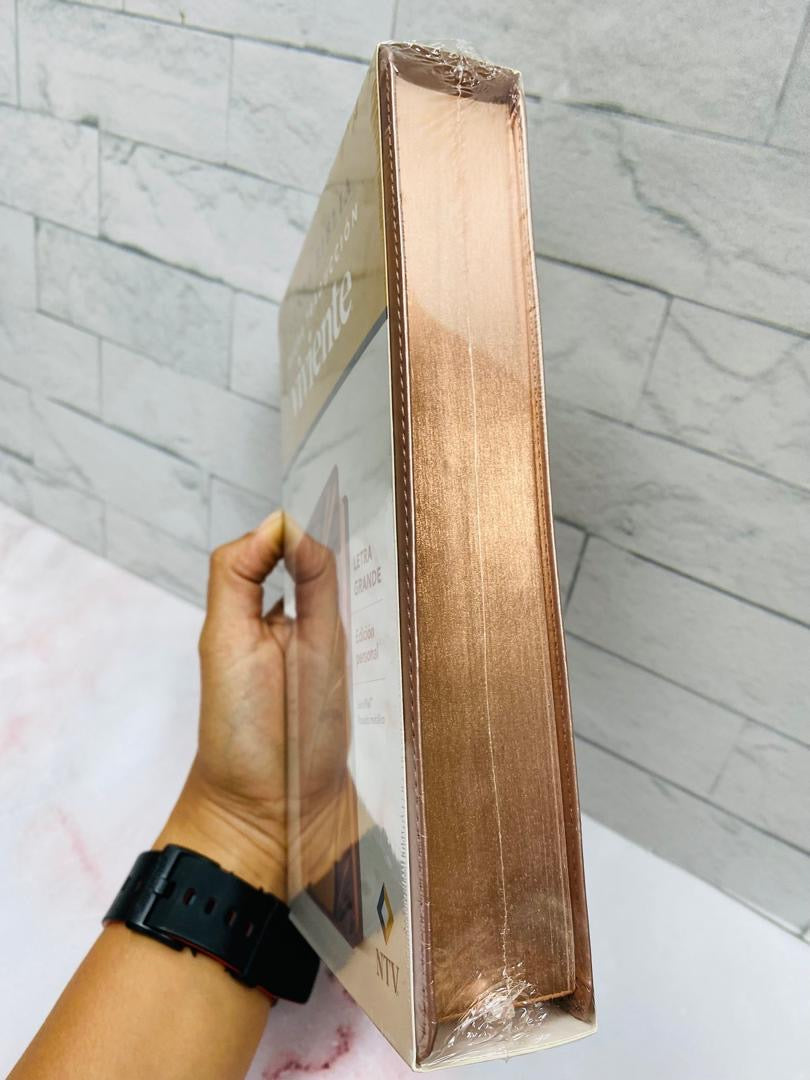 Biblia versión NTV en símil piel letra grande canto dorado con concordancia