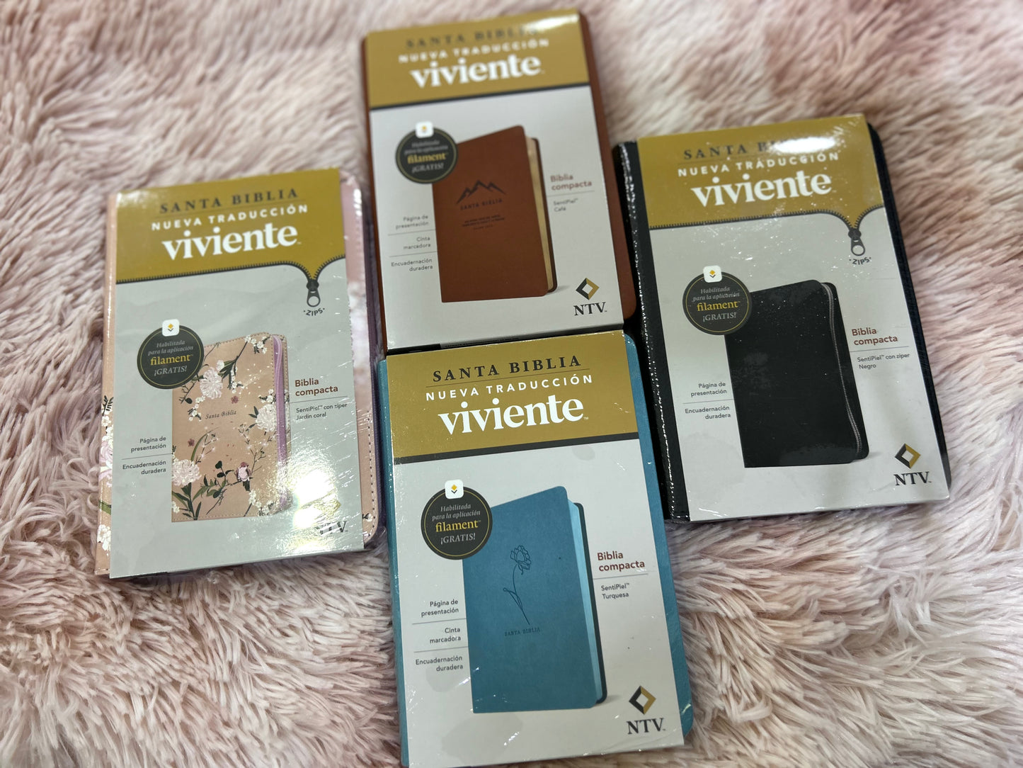 Biblia tamaño compacto de letra mediana semi piel y cierre con canto pintado versión NTV negro