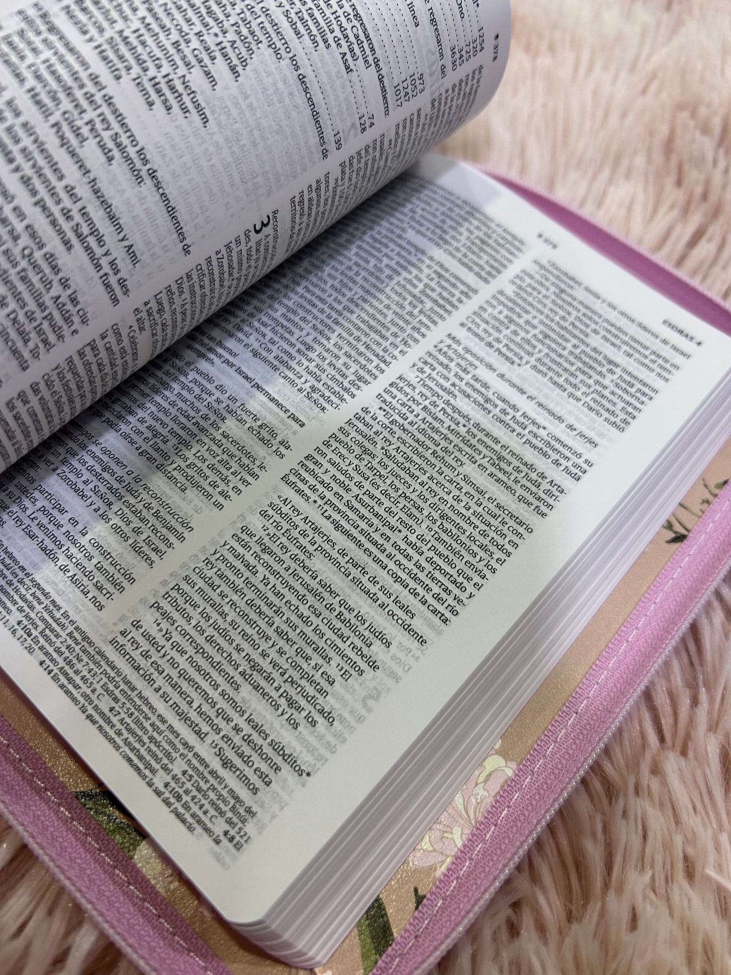 Biblia tamaño compacto con cierre versión NTV letra mediana símil piel rosa floral