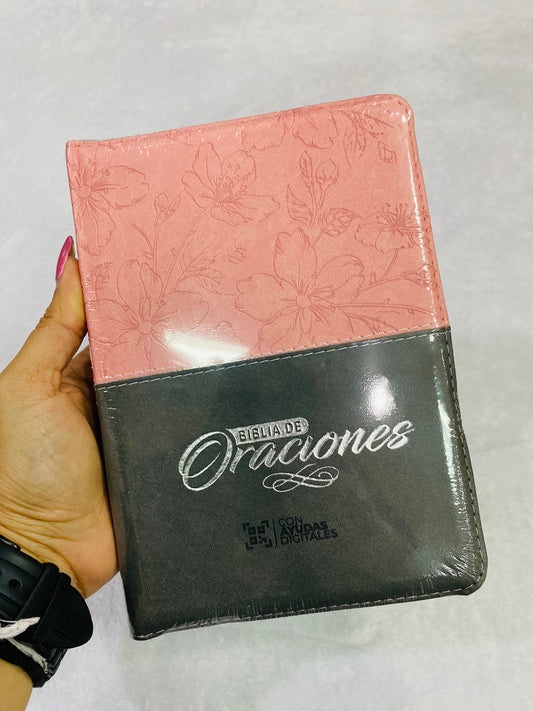 Biblia de oraciones en símil piel con cierre letra grande