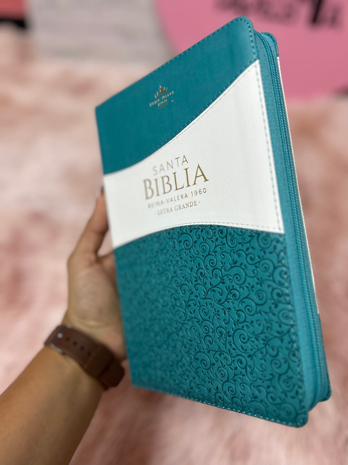 Biblia letra grande de símil piel con relieve blanco y turquesa con cierre y canto pintado versión RV1960