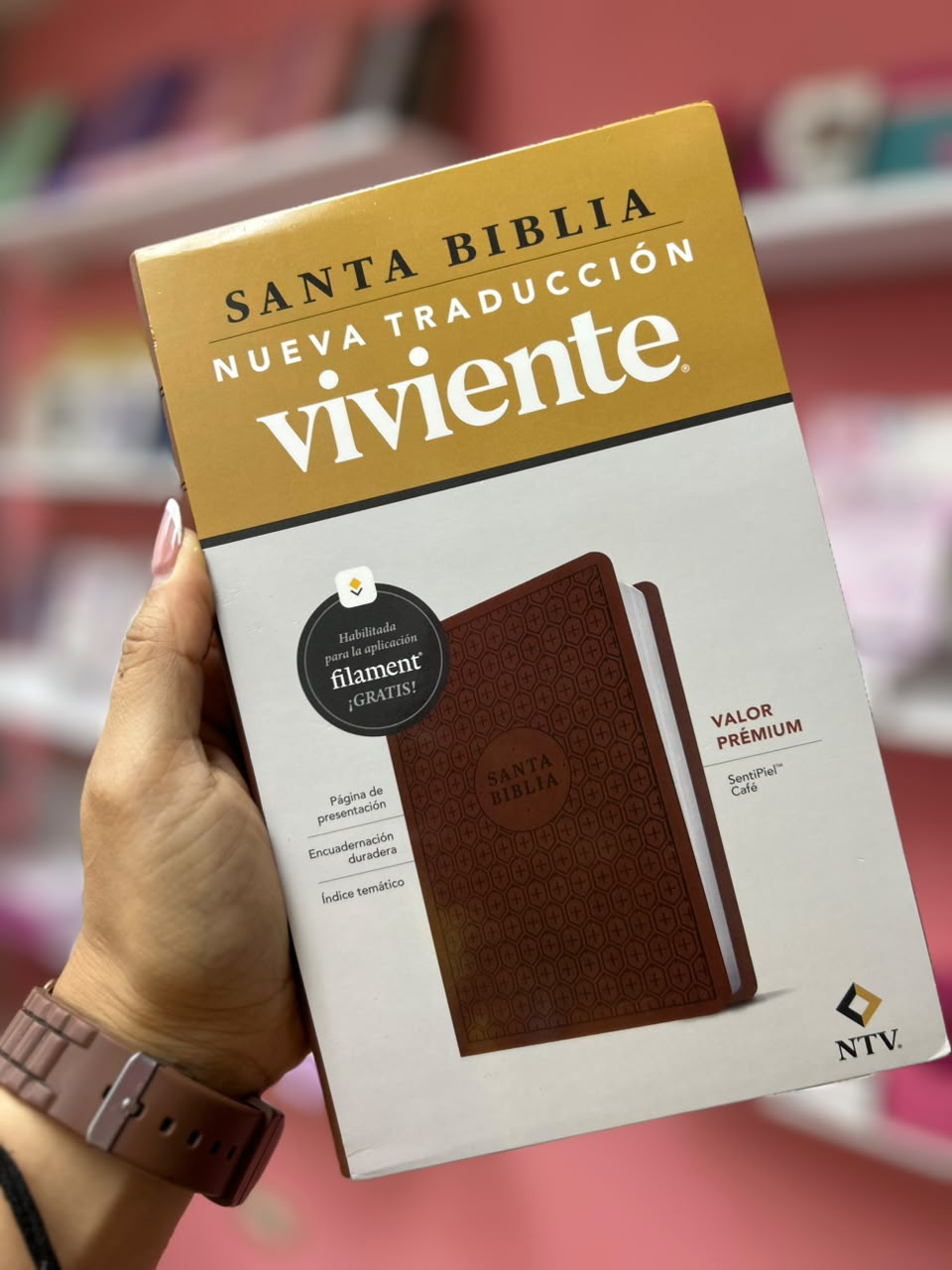 Biblia ultra delgada en símil piel letra mediana versión NTV: nueva traducción viviente