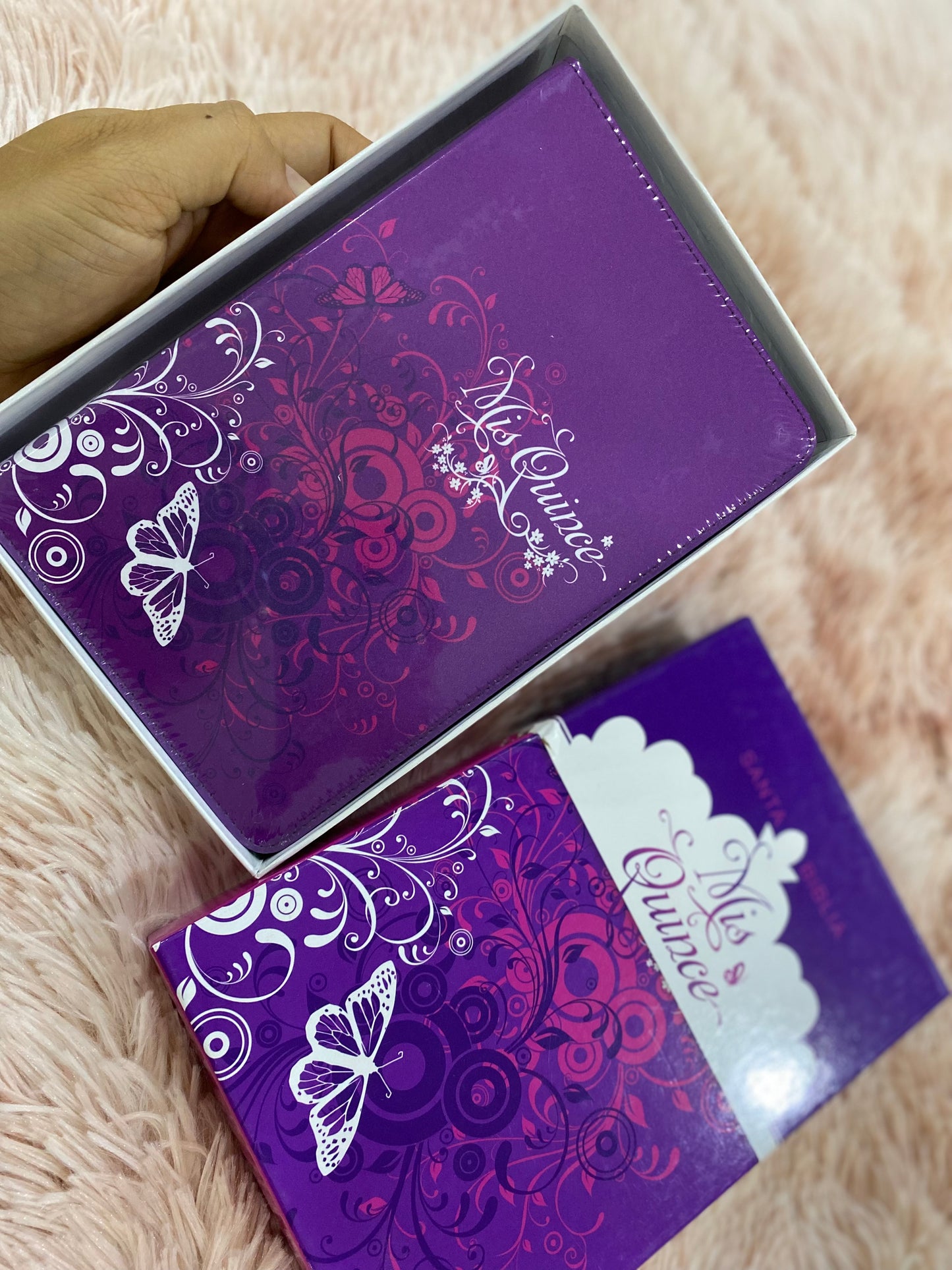 Biblia de quinceañera en símil piel diseño pintado letra mediana