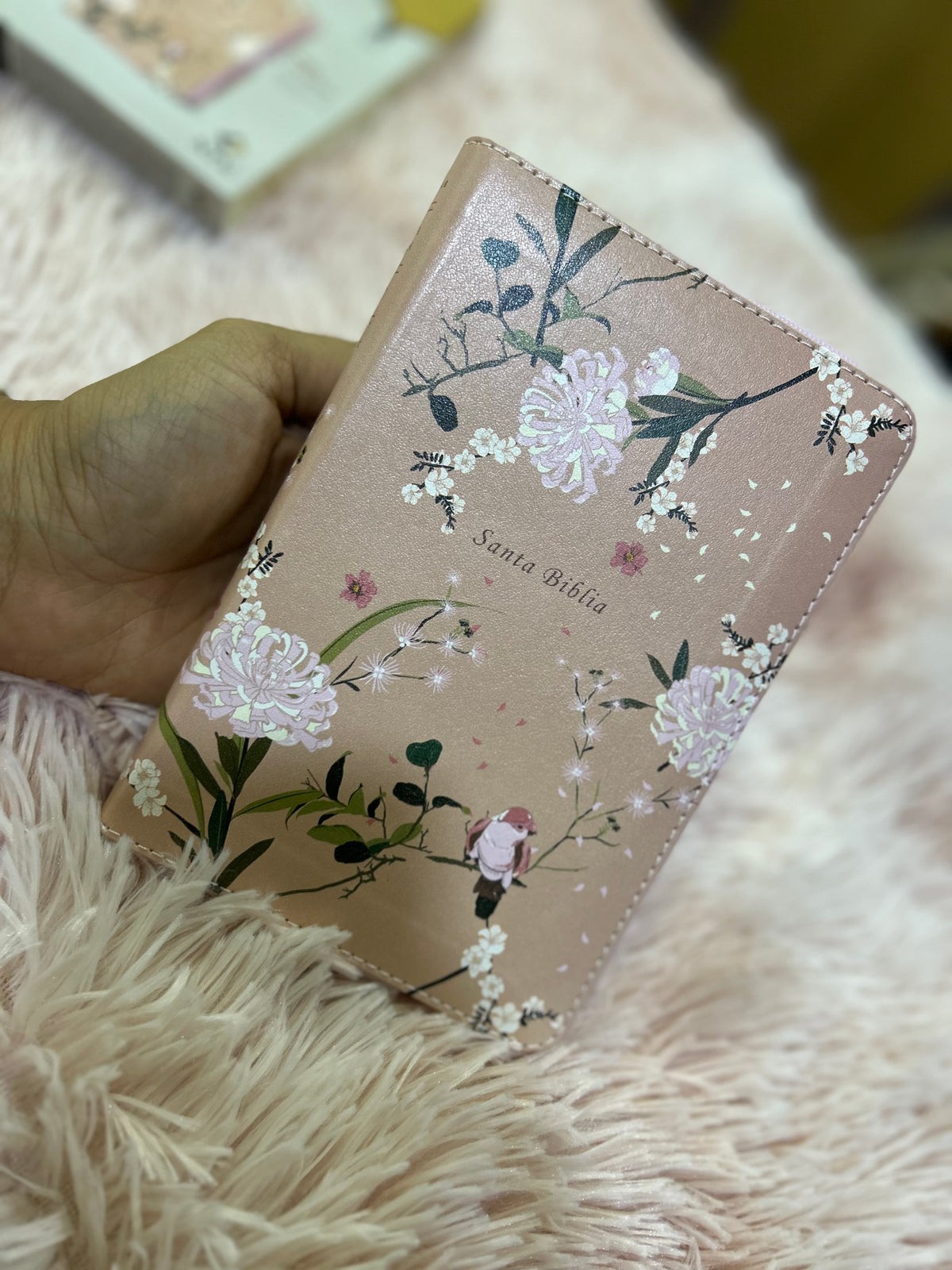 Biblia tamaño compacto con cierre versión NTV letra mediana símil piel rosa floral