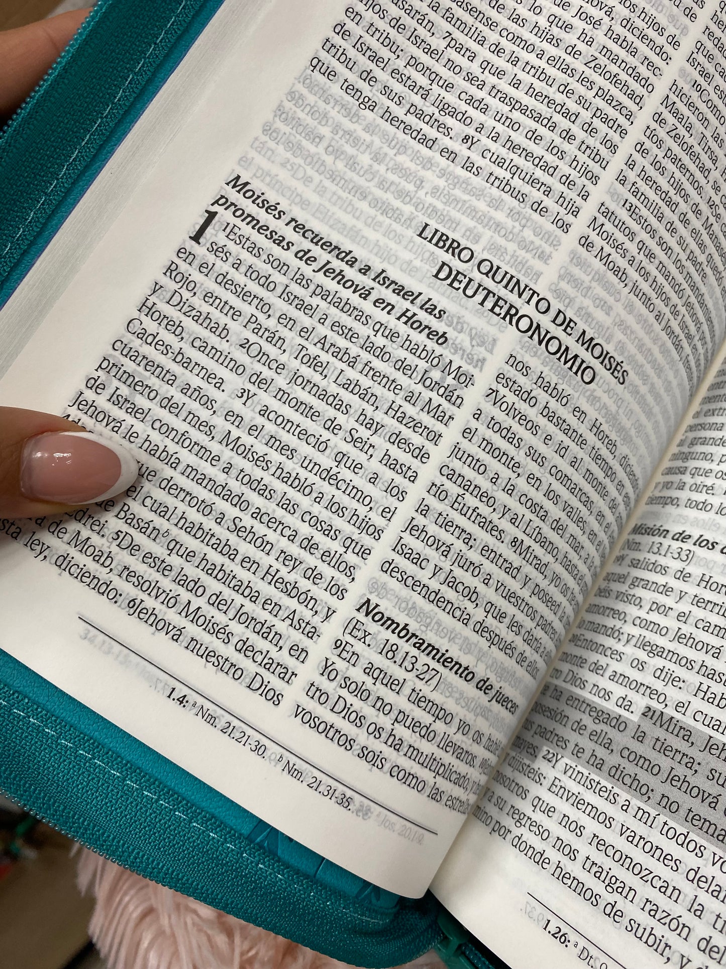 Biblia de promesas en símil piel con cierre e índice tamaño de letra 13 puntos palabras de Jesús en rojo