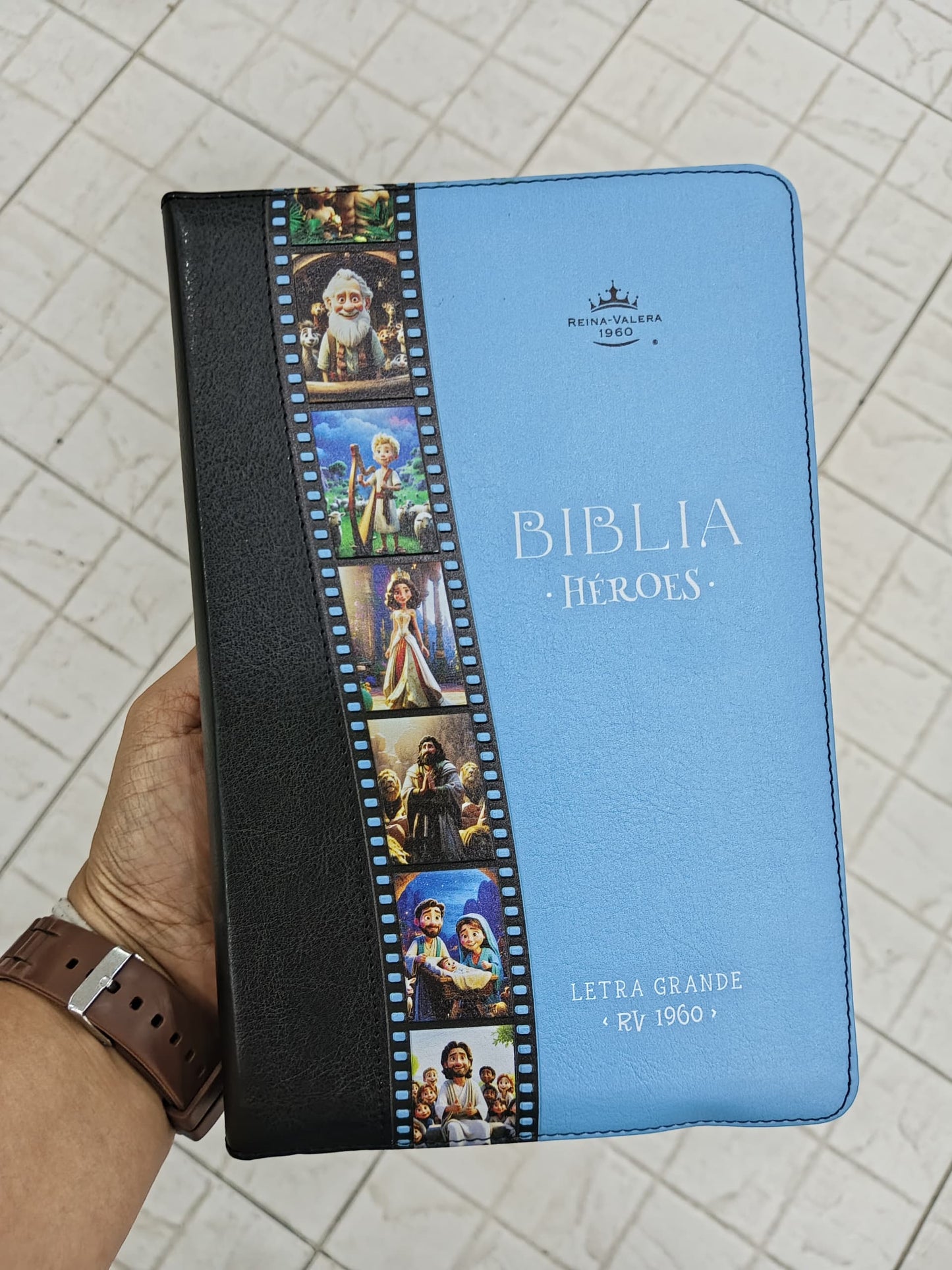 Biblia de héroes con caricaturas para niños azul con cierre letra grande en versión RV1960