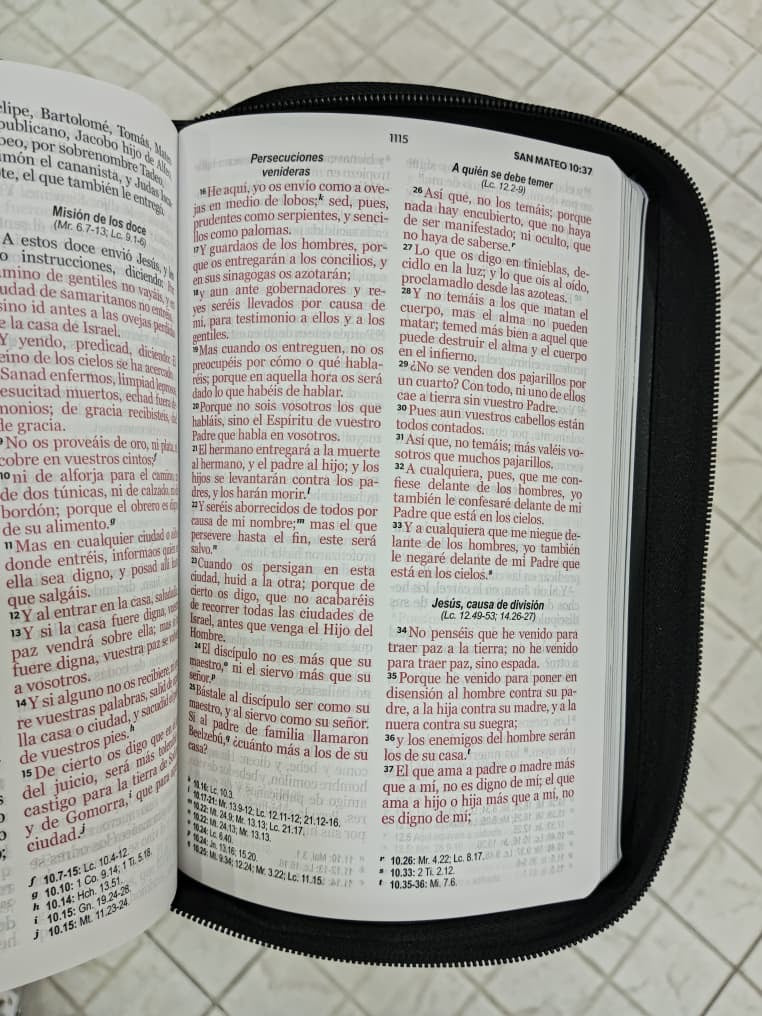 Biblia de héroes con caricaturas para niños azul con cierre letra grande en versión RV1960