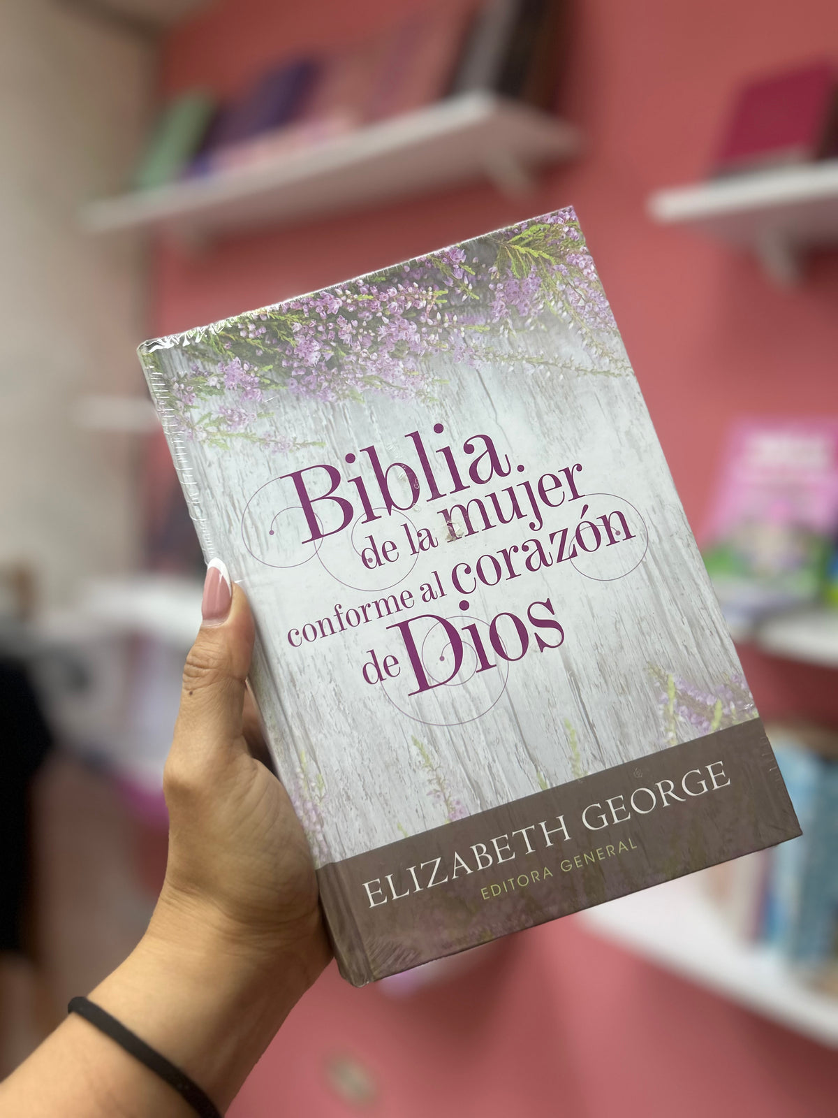 Biblia con devocional de la mujer conforme al corazón de Dios versión RV1960
