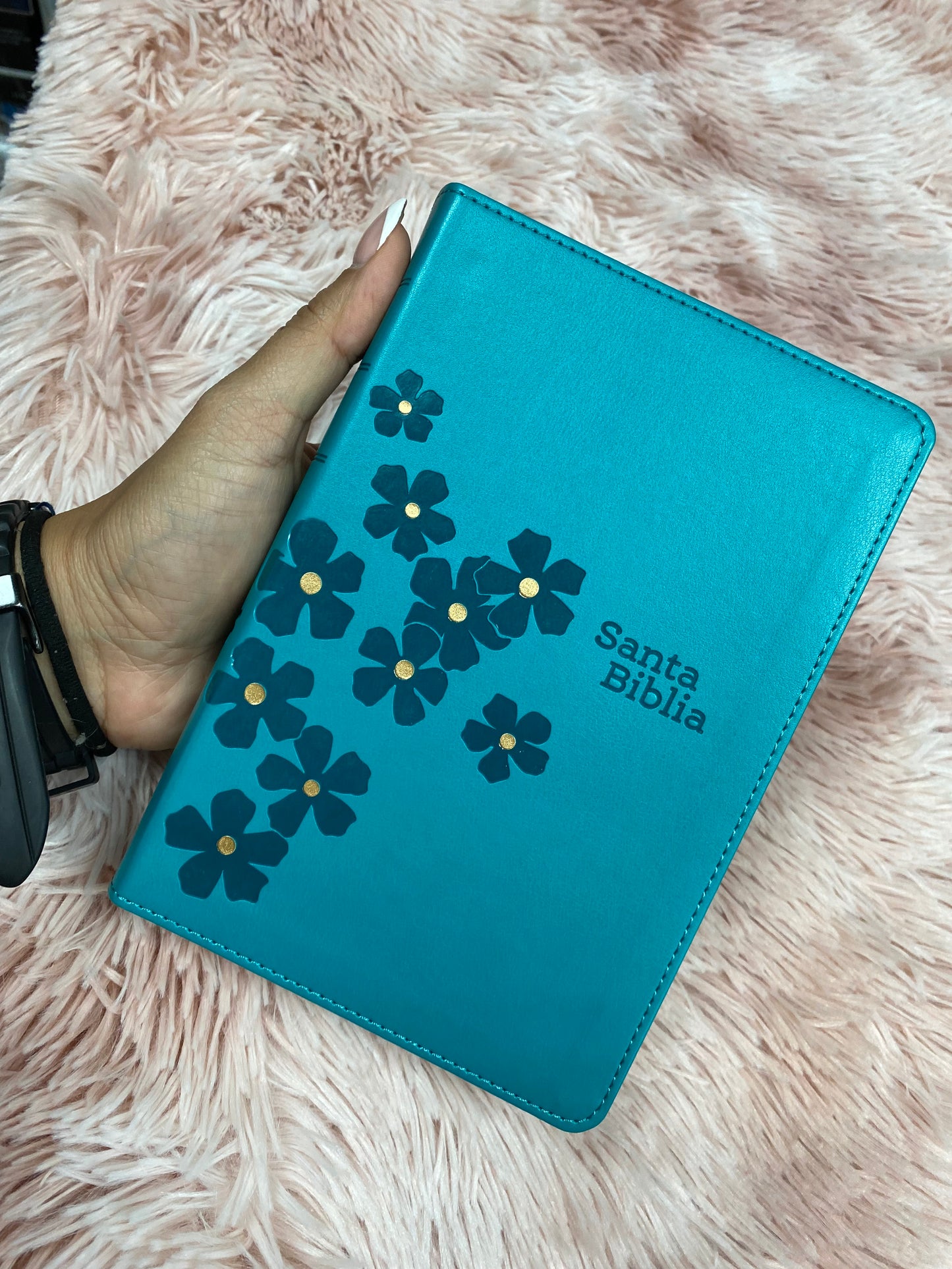 Biblia compacta mediana letra gigante versión NTV con canto dorado e índice en símil piel