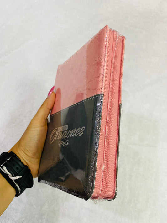 Biblia de oraciones en símil piel con cierre letra grande